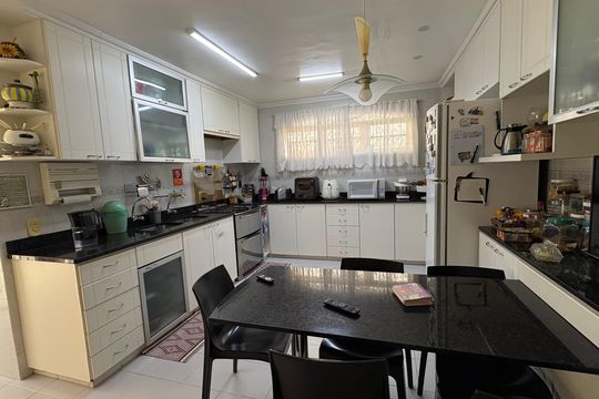 Cozinha de casa de condomínio para alugar com 5 quartos, 1932m² em Mosela, Petrópolis