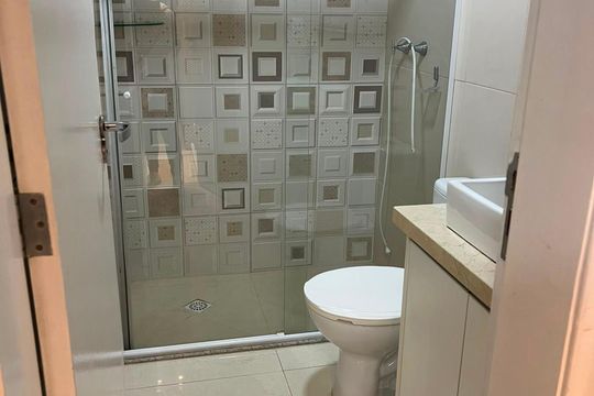 Banheiro de apartamento para alugar com 2 quartos, 63m² em Pinheirinho, Curitiba
