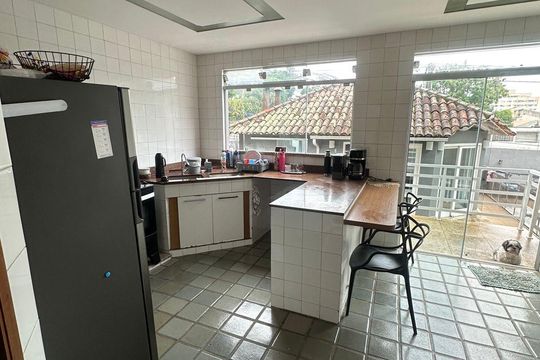 Cozinha de casa de condomínio à venda com 4 quartos, 377m² em Badu, Niterói