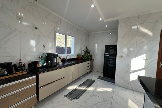 Cozinha de casa de condomínio para alugar com 3 quartos, 145m² em Vila Voturuá, São Vicente