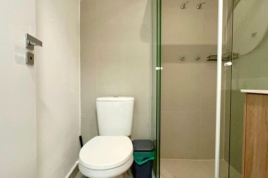 Banheiro de kitnet/studio à venda com 1 quarto, 24m² em Pinheiros, São Paulo
