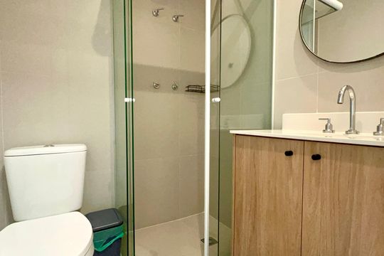 Banheiro de kitnet/studio à venda com 1 quarto, 24m² em Pinheiros, São Paulo