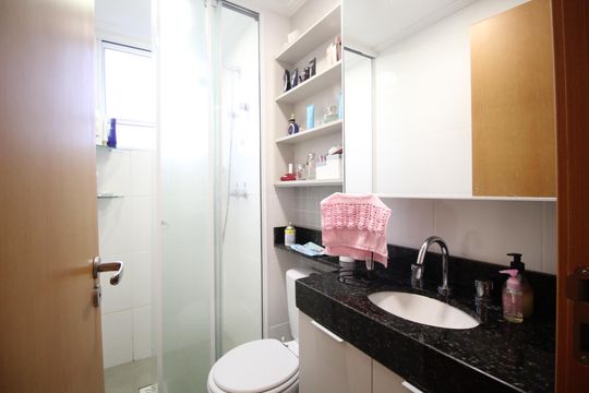 Banheiro da Suíte 1 de apartamento para alugar com 2 quartos, 53m² em Jardim Carvalho, Porto Alegre
