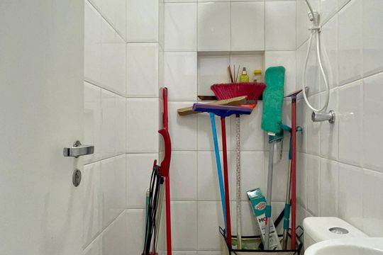 Banheiro de serviço de apartamento para alugar com 2 quartos, 121m² em Perdizes, São Paulo
