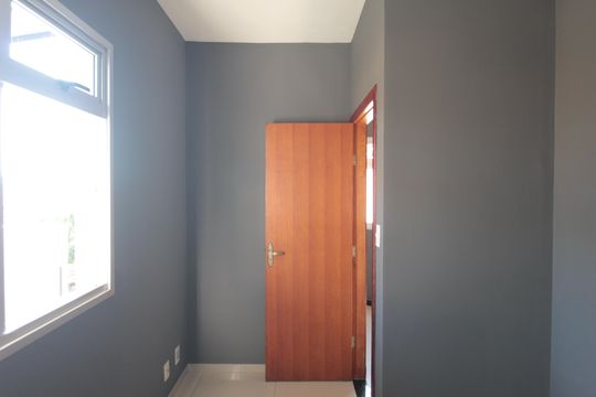 Sala de apartamento para alugar com 2 quartos, 100m² em Piratininga, Belo Horizonte
