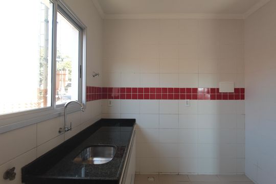 Cozinha e Área de Serviço de apartamento para alugar com 2 quartos, 100m² em Piratininga, Belo Horizonte