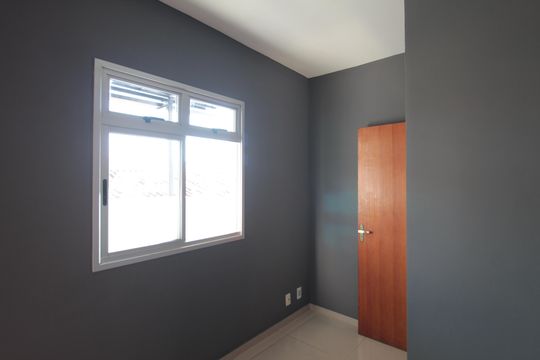Sala de apartamento para alugar com 2 quartos, 100m² em Piratininga, Belo Horizonte
