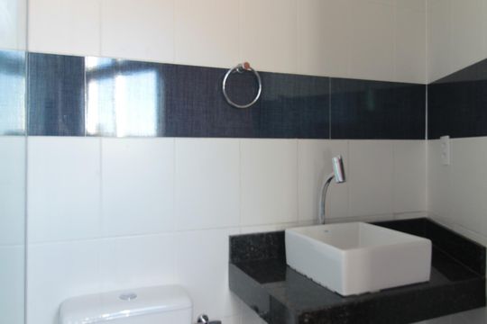Banheiro Social 1 de apartamento para alugar com 2 quartos, 100m² em Piratininga, Belo Horizonte