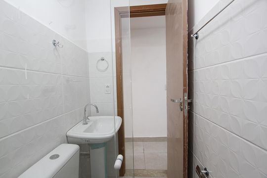 Banheiro de casa para alugar com 2 quartos, 41m² em Sagrada Família, Belo Horizonte
