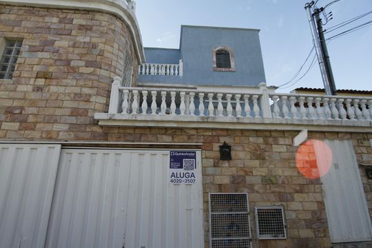 Fachada de casa para alugar com 2 quartos, 41m² em Sagrada Família, Belo Horizonte