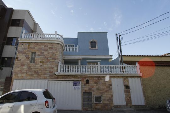 Fachada de casa para alugar com 2 quartos, 56m² em Sagrada Família, Belo Horizonte