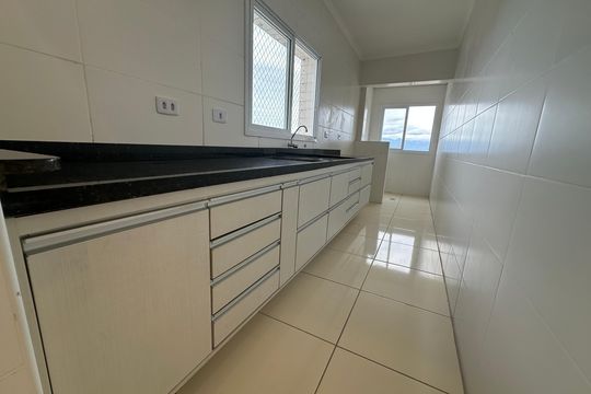 Cozinha de apartamento para alugar com 2 quartos, 52m² em Centro, São Vicente