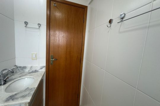 Banheiro de apartamento para alugar com 2 quartos, 52m² em Centro, São Vicente