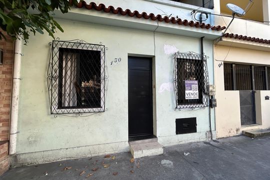Fachada + placa de casa à venda com 2 quartos, 66m² em Engenho de Dentro, Rio de Janeiro