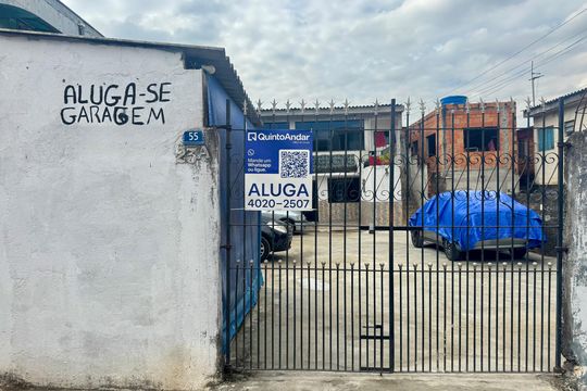 Placa instalada na fachada do imóvel de casa para alugar com 3 quartos, 90m² em Jardim Valeria, Guarulhos