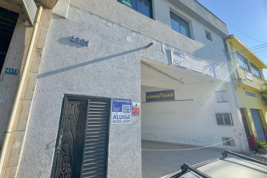 Placa instalada na fachada do imóvel  de casa para alugar com 1 quarto, 35m² em Jardim das Oliveiras 2, Guarulhos