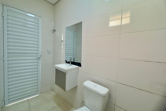 Banheiro de casa para alugar com 1 quarto, 35m² em Jardim das Oliveiras 2, Guarulhos