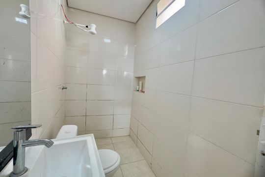 Banheiro de casa para alugar com 1 quarto, 35m² em Jardim das Oliveiras 2, Guarulhos
