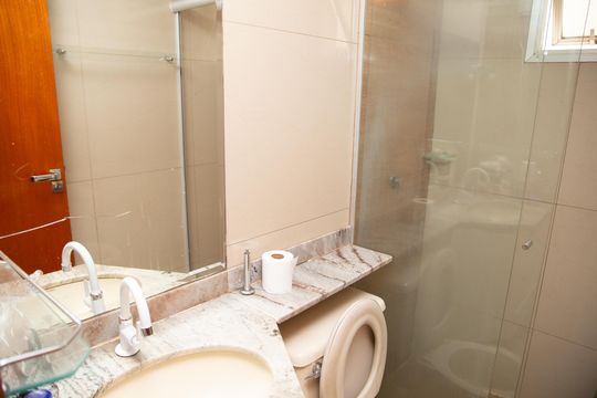 Banheiro social de apartamento à venda com 3 quartos, 76m² em Setor Bueno, Goiânia