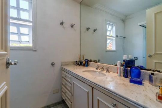 Banheiro de casa de condomínio para alugar com 5 quartos, 375m² em Morada dos Pinheiros (Aldeia da Serra), Barueri