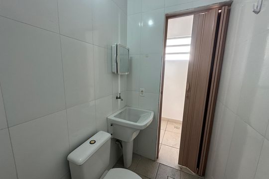 Banheiro de casa para alugar com 1 quarto, 25m² em Parque Sao Vicente, São Vicente