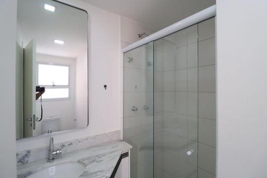 Banheiro do Quarto 1 de apartamento para alugar com 3 quartos, 110m² em Jardim Karaíba, Uberlândia