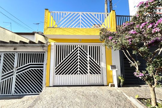 Fachada de casa à venda com 2 quartos, 130m² em Vila Nhocuné, São Paulo