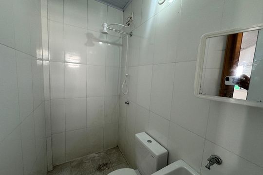 Banheiro de casa para alugar com 1 quarto, 25m² em Parque Sao Vicente, São Vicente