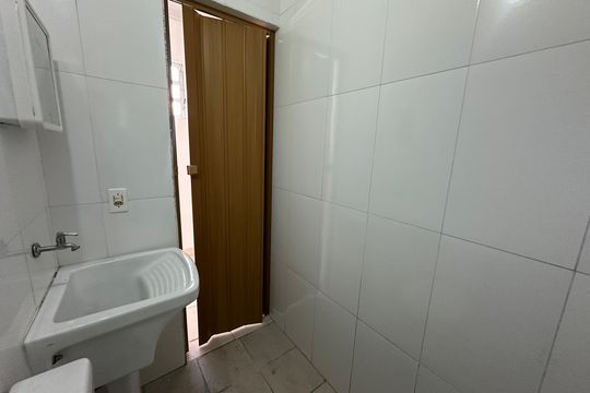 Banheiro de casa para alugar com 1 quarto, 25m² em Parque Sao Vicente, São Vicente