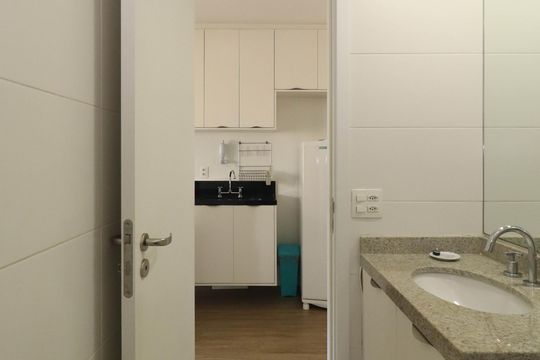 Banheiro de kitnet/studio para alugar com 1 quarto, 31m² em Sumarezinho, São Paulo