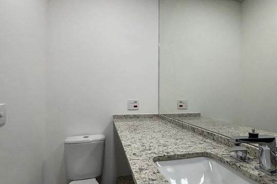 Banheiro da Suíte 1 de apartamento à venda com 2 quartos, 67m² em Indianópolis, São Paulo