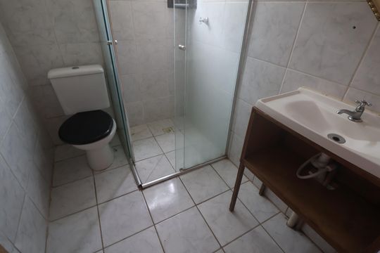 Banheiro  de apartamento à venda com 2 quartos, 45m² em Niterói, Canoas