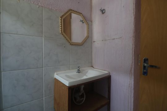 Banheiro  de apartamento à venda com 2 quartos, 45m² em Niterói, Canoas