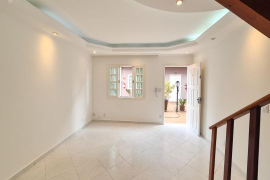 Sala de casa de condomínio para alugar com 2 quartos, 90m² em Nova Petrópolis, São Bernardo do Campo