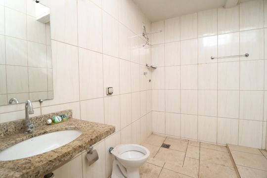 Banheiro do Quarto 3 de apartamento para alugar com 3 quartos, 183m² em Martins, Uberlândia