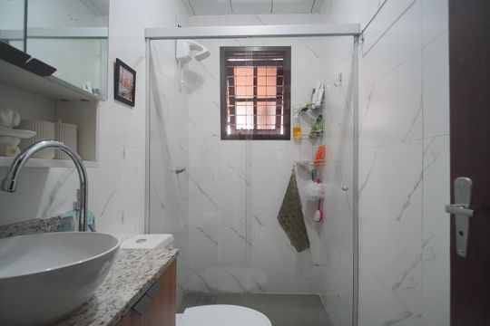 Banheiro de casa de condomínio à venda com 2 quartos, 44m² em Vicentina, São Leopoldo