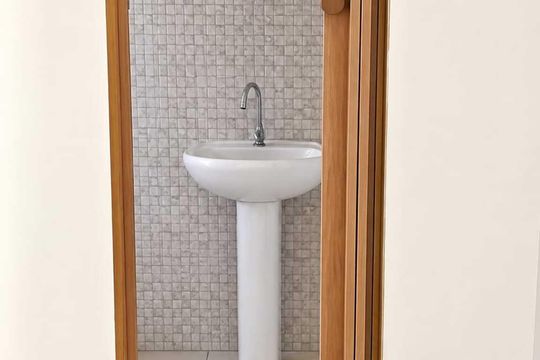 Banheiro de apartamento para alugar com 2 quartos, 42m² em Itacolomi, Rio de Janeiro