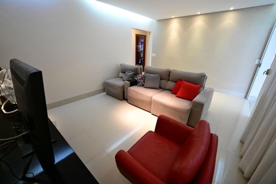 Casa à venda com 4 quartos, 440m² em Jardim Ana Lúcia, Goiânia