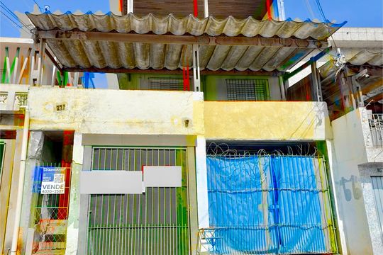 Placa instalada na fachada do imóvel  de casa à venda com 6 quartos, 294m² em Parque Maraba, Guarulhos