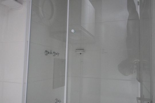 Banheiro de apartamento para alugar com 1 quarto, 30m² em Portal do Morumbi, São Paulo