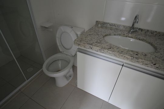 Banheiro de apartamento para alugar com 1 quarto, 30m² em Portal do Morumbi, São Paulo