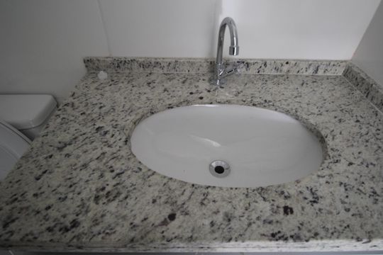 Banheiro de apartamento para alugar com 1 quarto, 30m² em Portal do Morumbi, São Paulo