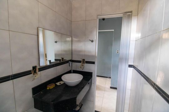 Banheiro de casa para alugar com 2 quartos, 50m² em Santa Rosa, Niterói