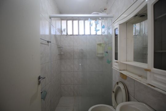 Banheiro social de apartamento à venda com 1 quarto, 42m² em Jardim Botânico, Porto Alegre