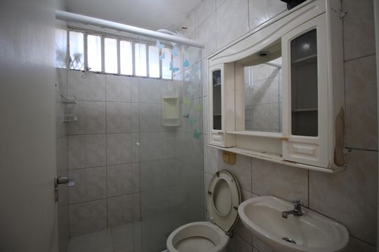 Banheiro de apartamento à venda com 1 quarto, 42m² em Jardim Botânico, Porto Alegre
