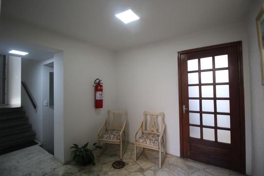 Hall social de apartamento à venda com 1 quarto, 42m² em Jardim Botânico, Porto Alegre