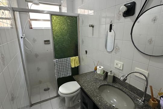Banheiro de apartamento para alugar com 1 quarto, 50m² em Itararé, São Vicente