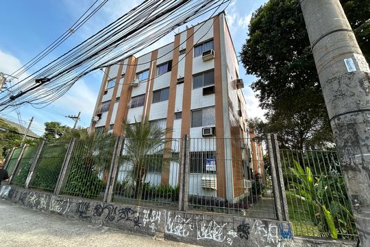 Fachada + placa de apartamento à venda com 2 quartos, 47m² em Jardim Sulacap, Rio de Janeiro