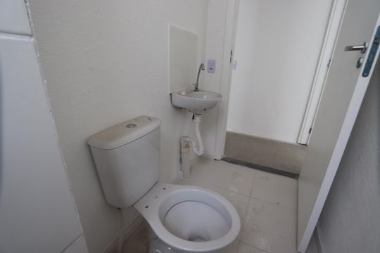 Banheiro social de apartamento à venda com 2 quartos, 42m² em Jardim Egle, São Paulo