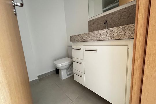 Banheiro de kitnet/studio para alugar com 1 quarto, 39m² em Centro, Juiz de Fora